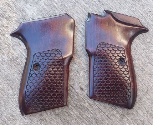 wood grips with u-style checkering